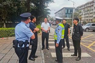 这身材比例！布朗尼首次参加南加州大学赛前热身训练